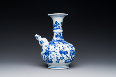 Een Chinese blauw-witte kendi met floraal decor, Kangxi