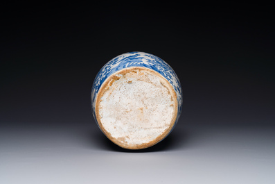Vase de forme bouteille en fa&iuml;ence en bleu et blanc &agrave; d&eacute;cor de style chinois, Delft ou Haarlem, Pays-Bas, 1&egrave;re moiti&eacute; du 17&egrave;me