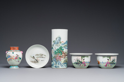 Groupe de cinq pi&egrave;ces en porcelaine de Chine famille rose, marque de Qianlong et Hongxian, 19/20&egrave;me