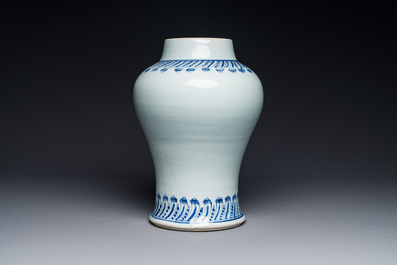 Rare vase en porcelaine de Chine en bleu et blanc &agrave; d&eacute;cor floral, Kangxi
