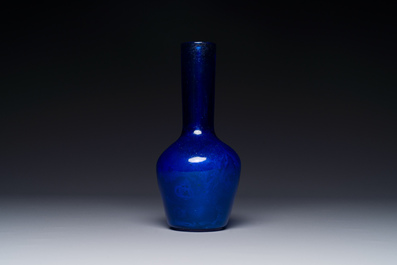 Vase de forme bouteille en verre bleu de P&eacute;kin, marque et peut-&ecirc;tre &eacute;poque de Qianlong