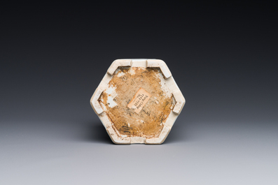 Een hexagonale Chinese famille rose penselenbeker, Yongzheng