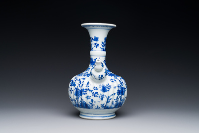 Een Chinese blauw-witte kendi met floraal decor, Kangxi