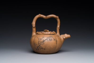 Th&eacute;i&egrave;re couverte en gr&egrave;s de Yixing inscrite, Chine, marque Shuan Sheng 淦生, R&eacute;publique