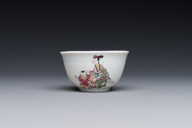 Tasse et soucoupe en porcelaine de Chine famille rose &agrave; d&eacute;cor d'une dame avec un gar&ccedil;on, Yongzheng