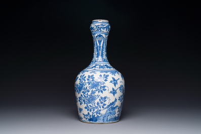 Vase de forme bouteille en fa&iuml;ence en bleu et blanc &agrave; d&eacute;cor de style chinois, Delft ou Haarlem, Pays-Bas, 1&egrave;re moiti&eacute; du 17&egrave;me