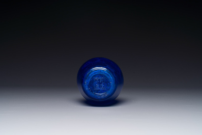 Vase de forme bouteille en verre bleu de P&eacute;kin, marque et peut-&ecirc;tre &eacute;poque de Qianlong