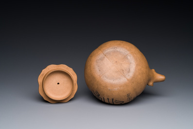 Th&eacute;i&egrave;re couverte en gr&egrave;s de Yixing inscrite, Chine, marque Shuan Sheng 淦生, R&eacute;publique