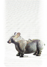 Rare r&eacute;cipient rituel en bronze en forme de tapir de style Zhou oriental, Chine, p&eacute;riode des Royaumes combattants