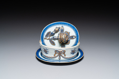 Een Chinese deels vergulde blauw-witte terrine en deksel op onderschotel voor de Zweedse markt, Jiaqing