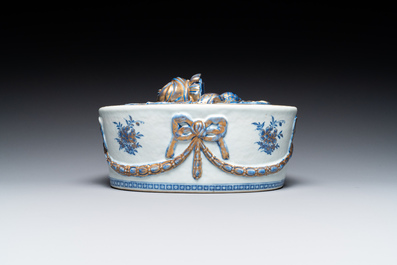 Een Chinese deels vergulde blauw-witte terrine en deksel op onderschotel voor de Zweedse markt, Jiaqing