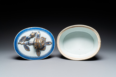 Een Chinese deels vergulde blauw-witte terrine en deksel op onderschotel voor de Zweedse markt, Jiaqing