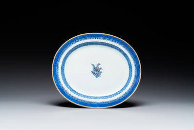 Een Chinese deels vergulde blauw-witte terrine en deksel op onderschotel voor de Zweedse markt, Jiaqing