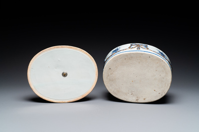 Een Chinese deels vergulde blauw-witte terrine en deksel op onderschotel voor de Zweedse markt, Jiaqing
