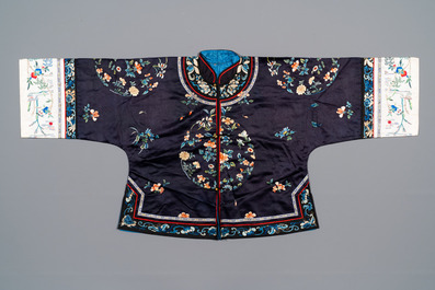 Een groep van acht stukken Chinees geborduurde zijde, 19/20e eeuw