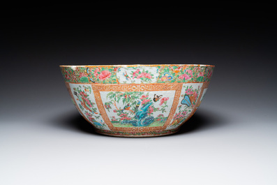 Een Chinese Canton famille rose kom en een flesvormige dekselvaas, 19e eeuw