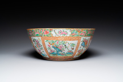 Een Chinese Canton famille rose kom en een flesvormige dekselvaas, 19e eeuw
