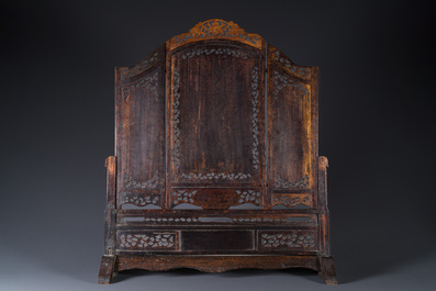 Paravent en bois incrust&eacute; de nacre &agrave; d&eacute;cor du roman 'Les Trois Royaumes'', Chine, 19&egrave;me