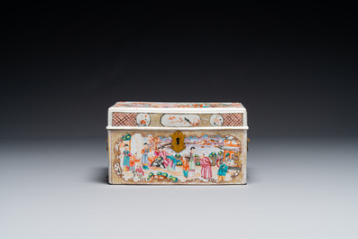 Tr&egrave;s rare coffret d'ensemble &agrave; th&eacute; en porcelaine de Chine famille rose de Canton &agrave; d&eacute;cor mandarin, Qianlong