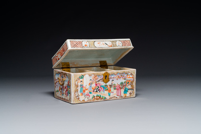 Tr&egrave;s rare coffret d'ensemble &agrave; th&eacute; en porcelaine de Chine famille rose de Canton &agrave; d&eacute;cor mandarin, Qianlong