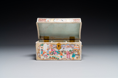Tr&egrave;s rare coffret d'ensemble &agrave; th&eacute; en porcelaine de Chine famille rose de Canton &agrave; d&eacute;cor mandarin, Qianlong