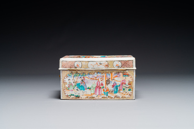Tr&egrave;s rare coffret d'ensemble &agrave; th&eacute; en porcelaine de Chine famille rose de Canton &agrave; d&eacute;cor mandarin, Qianlong