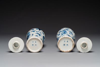 Een paar Chinese blauw-witte dekselvazen en drie potten, 19e eeuw