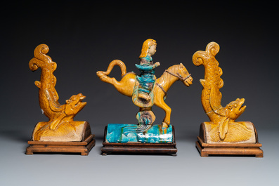 Paire de tuiles faiti&egrave;res en gr&egrave;s &eacute;maill&eacute; sancai en forme de dauphin et une figure de guerrier, Ming