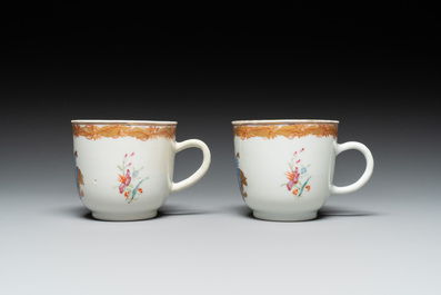 Een paar gemonogrammeerde Chinese roze-ge&euml;mailleerde borden en een paar koppen en schotels met wapendeor, Yongzheng/Qianlong
