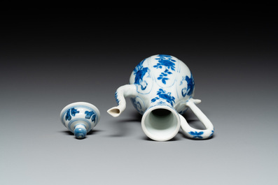 Een Chinese blauw-witte dekselkan met 'Lange Lijzen', jade merk, Kangxi