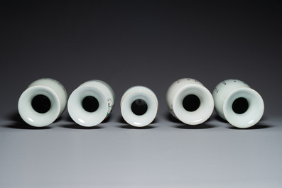 Cinq vases divers en porcelaine de Chine famille rose, 19/20&egrave;me