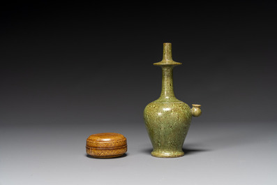 Bo&icirc;te couverte marbr&eacute; &agrave; gla&ccedil;ure jaune et une aigui&egrave;re marbr&eacute; &agrave; gla&ccedil;ure verte, Chine, Tang/Song
