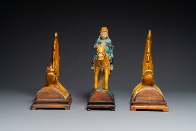 Paire de tuiles faiti&egrave;res en gr&egrave;s &eacute;maill&eacute; sancai en forme de dauphin et une figure de guerrier, Ming