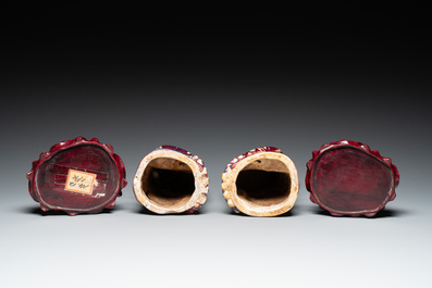 Paire de mod&egrave;les de paons en porcelaine de Chine &agrave; &eacute;mail flamb&eacute; sur socles en bois, 19&egrave;me