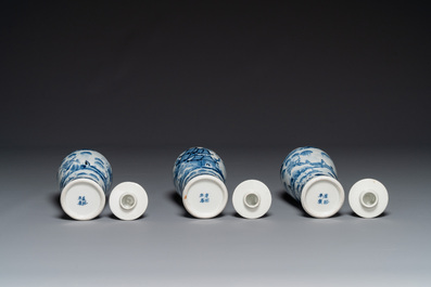 Garniture de cinq vases en porcelaine de Chine en bleu et blanc &agrave; d&eacute;cor de paysage, 19&egrave;me