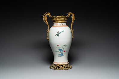 Vase en porcelaine de Chine famille rose &agrave; monture en bronze dor&eacute;, Qianlong