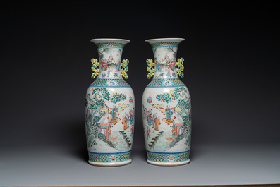 Paire de vases en porcelaine de Chine famille rose &agrave; d&eacute;cor narratif, 19&egrave;me