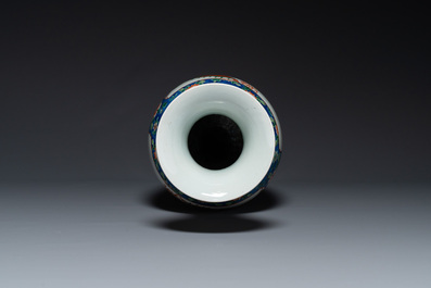 Vase en porcelaine de Chine famille verte &agrave; d&eacute;cor de guerriers &agrave; cheval, 19&egrave;me