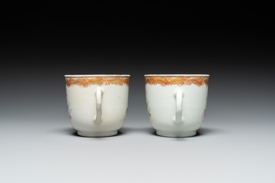 Een paar gemonogrammeerde Chinese roze-ge&euml;mailleerde borden en een paar koppen en schotels met wapendeor, Yongzheng/Qianlong