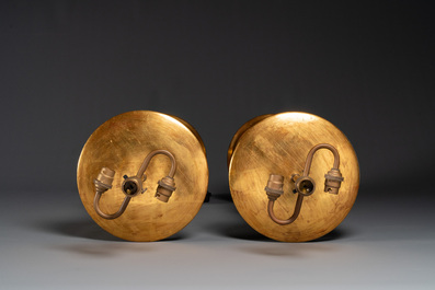 Paire de vases de forme 'gu' en biscuit &eacute;maill&eacute; verte mont&eacute;s en lampes en bronze dor&eacute;, Chine, 19&egrave;me