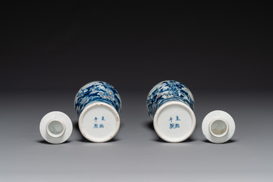 Paire de vases couverts en porcelaine de Chine en bleu, blanc et rouge de cuivre, marque de Kangxi, 19&egrave;me