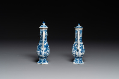 Deux verseuses couvertes en porcelaine de Chine en bleu et blanc, Kangxi