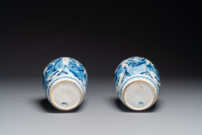 Een paar blauw-witte Delftse chinoiserie vazen met houten deksels, 18e eeuw