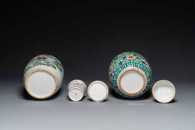 Une paire de vases, deux pots et une bo&icirc;te couverte en porcelaine de Chine famille rose, 19/20&egrave;me