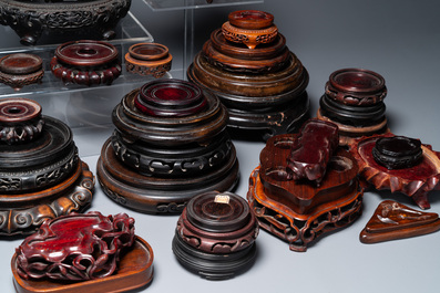 Grande collection de 58 socles vari&eacute;s en bois, Chine, 19/20&egrave;me