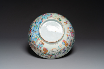 Grand bol en porcelaine de Chine famille rose de Canton &agrave; d&eacute;cor de gar&ccedil;ons et dames dans un jardin &eacute;labor&eacute;e, Qianlong