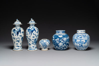 Een paar Chinese blauw-witte dekselvazen en drie potten, 19e eeuw