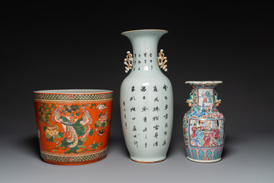 Two Chinese famille rose vases and a jardiniere, 19/20th C.