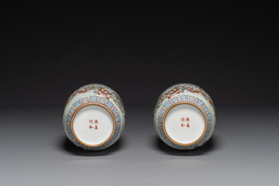 Paire de beaux vases de forme lanterne en porcelaine de Chine famille rose &agrave; d&eacute;cor des 'cent gar&ccedil;ons', marque Yan Xi Tong He 燕囍同和, R&eacute;publique