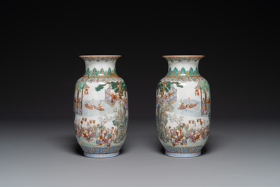 Paire de beaux vases de forme lanterne en porcelaine de Chine famille rose &agrave; d&eacute;cor des 'cent gar&ccedil;ons', marque Yan Xi Tong He 燕囍同和, R&eacute;publique